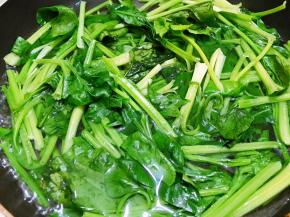 锅里烧水，水开后滴入几滴植物油，放入菠菜焯软后捞出沥干