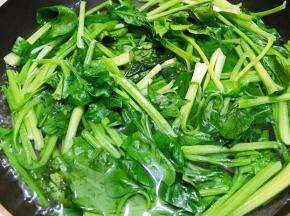 锅里烧水，水开后滴入几滴植物油，放入菠菜焯软后捞出沥干