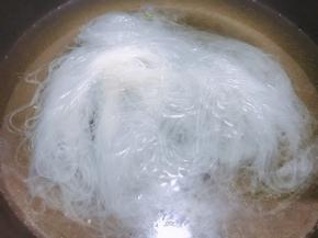 接着把粉丝倒入锅里焯熟，捞出过凉水后沥干