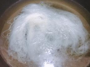接着把粉丝倒入锅里焯熟，捞出过凉水后沥干