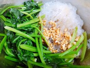 把料汁倒入盆里