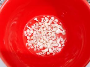 碗里加入白糖，蒜末和2勺温开水拌匀。最近我扣比较淡，没有另外放盐，口重的人可以在这里加入盐