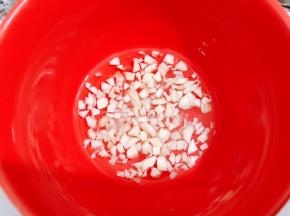 碗里加入白糖，蒜末和2勺温开水拌匀。最近我扣比较淡，没有另外放盐，口重的人可以在这里加入盐