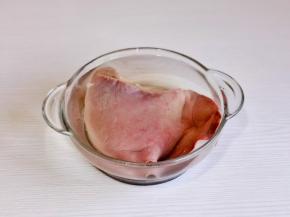 猪肝一定要提前泡冷水，将血水泡出。