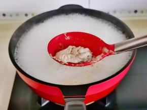 撇出血沫，煮3分钟捞出用温水冲洗干净。