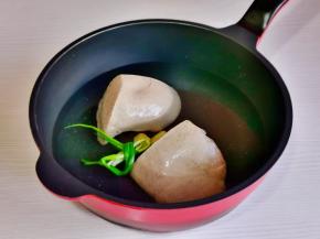 猪肝放入锅中，加入纯净水，放入姜片，小葱。