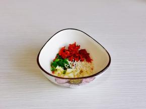 葱蒜去皮切好放入碗中，加入辣椒粉，白芝麻。