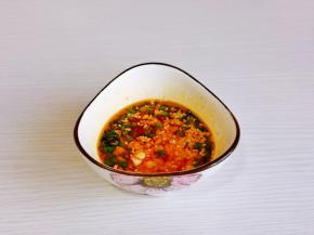 浇上热油，搅拌均匀。