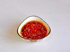 再加入1勺酱油，芝麻酱搅拌均匀。