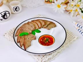 煮熟的猪肝切片装盘，放上蘸料。
