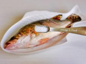 按个人口味撒上食用盐，