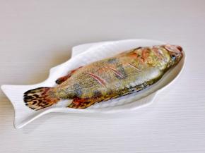 轻轻按摩全部鱼身上。