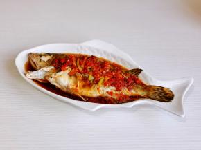 取出蒸好的鱼，汤汁倒掉，再淋上一勺酱油，浇上“热油”