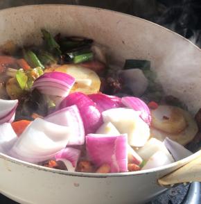 放入洋葱翻炒均匀