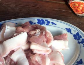 五花肉洗净后切成薄片