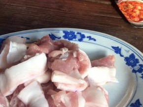 五花肉洗净后切成薄片