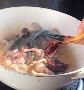 再加入豆瓣酱炒出红油，淋入酱油炒匀上色