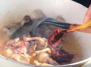 再加入豆瓣酱炒出红油，淋入酱油炒匀上色