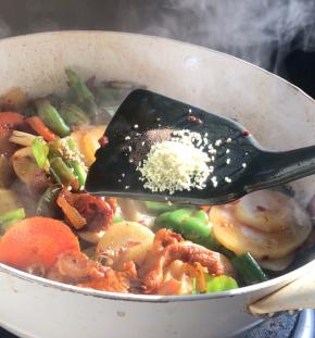 调入胡椒粉和鸡精粉翻炒均匀