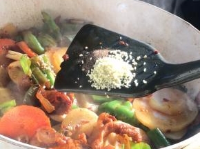 调入胡椒粉和鸡精粉翻炒均匀