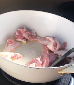 热锅放少许油，放入五花肉煎炒出油