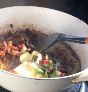 加入蒜片、姜片和小米辣炒香