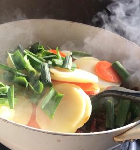 倒入土豆片和青蒜叶翻炒均匀