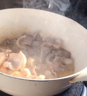 加入料酒炒匀至香