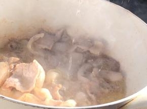 加入料酒炒匀至香
