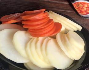 土豆和胡萝卜去皮洗净后切成1厘米厚的片