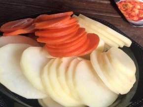 土豆和胡萝卜去皮洗净后切成1厘米厚的片