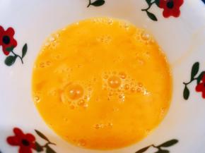 鸡蛋加入0.5小勺盐打散备用