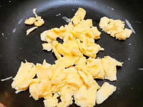 鸡蛋凝固划散后捞出