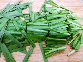韭菜摘洗干净切成小段