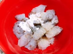 虾仁加入盐，淀粉，白胡椒粉，料酒抓匀