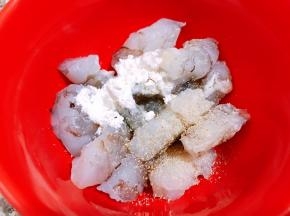虾仁加入盐，淀粉，白胡椒粉，料酒抓匀