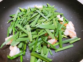 加入韭菜段翻炒