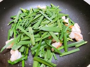 加入韭菜段翻炒