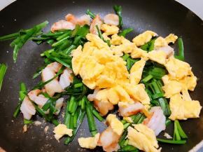 加入鸡蛋碎翻炒均匀出锅