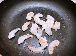 锅里再加入适量油，加入虾仁翻炒