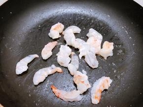锅里再加入适量油，加入虾仁翻炒