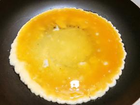 锅里倒入适量油，油热后倒入鸡蛋液