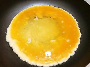 锅里倒入适量油，油热后倒入鸡蛋液