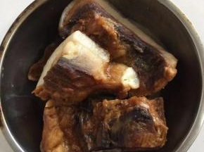 腊肉提前煮熟备用！
