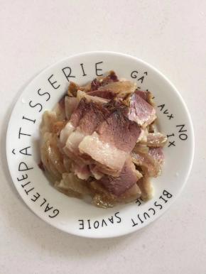 腊肉切成薄片备用！
