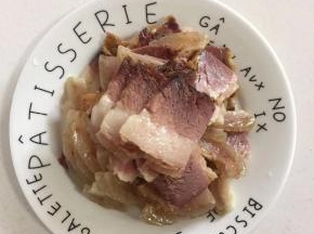 腊肉切成薄片备用！