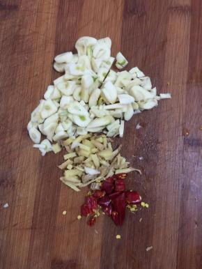 蒜瓣切成小块，生姜切成小块，干辣椒切成段备用！