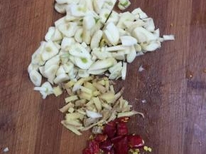 蒜瓣切成小块，生姜切成小块，干辣椒切成段备用！