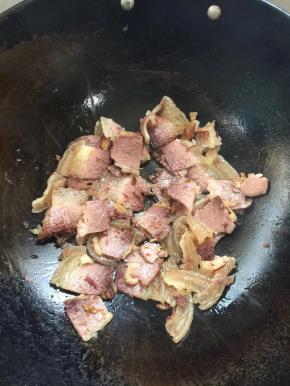 锅烧热，放入腊肉煸炒变色出油脂！