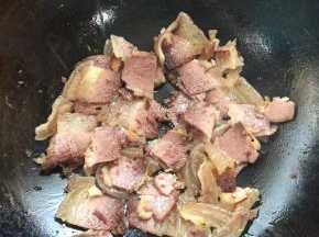 锅烧热，放入腊肉煸炒变色出油脂！